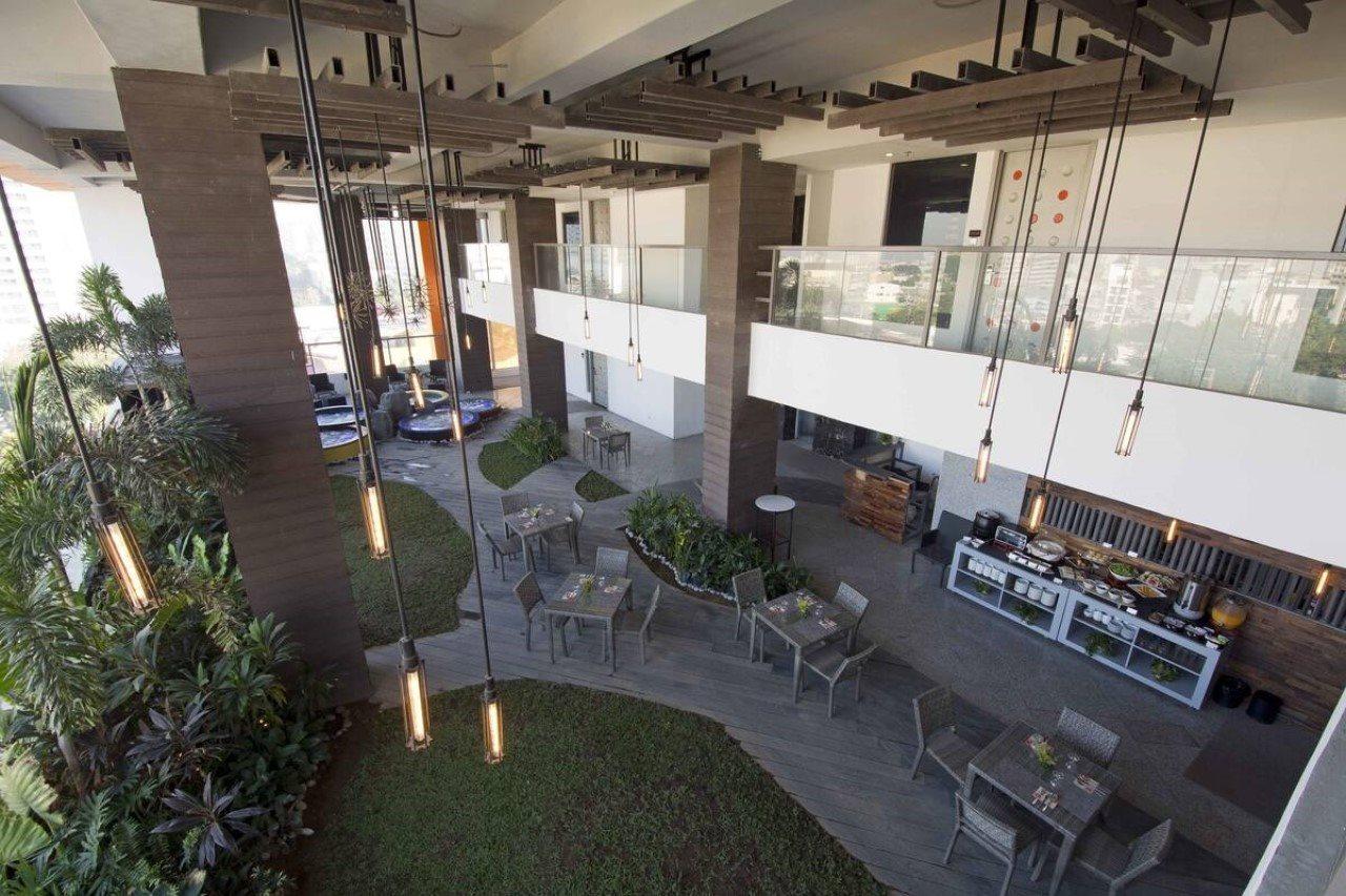 Hive Hotel Quezon City Exteriör bild