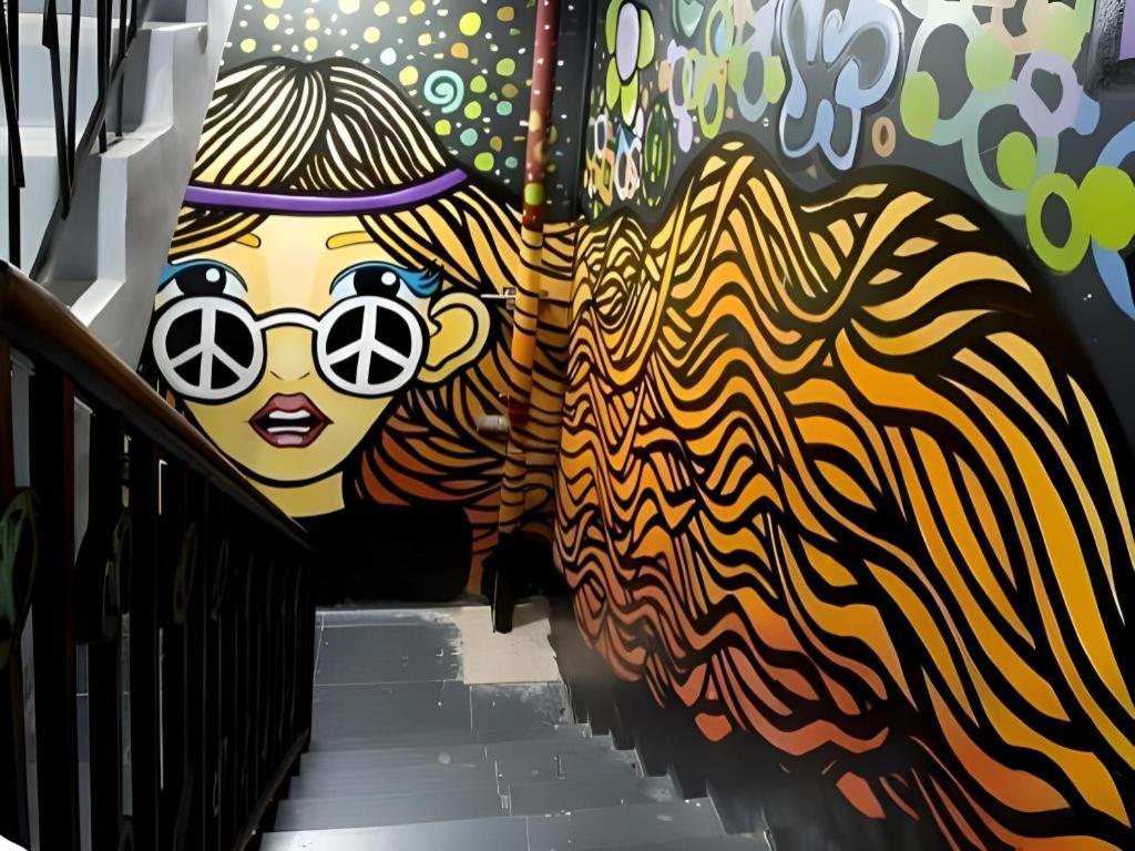 Hive Hotel Quezon City Exteriör bild