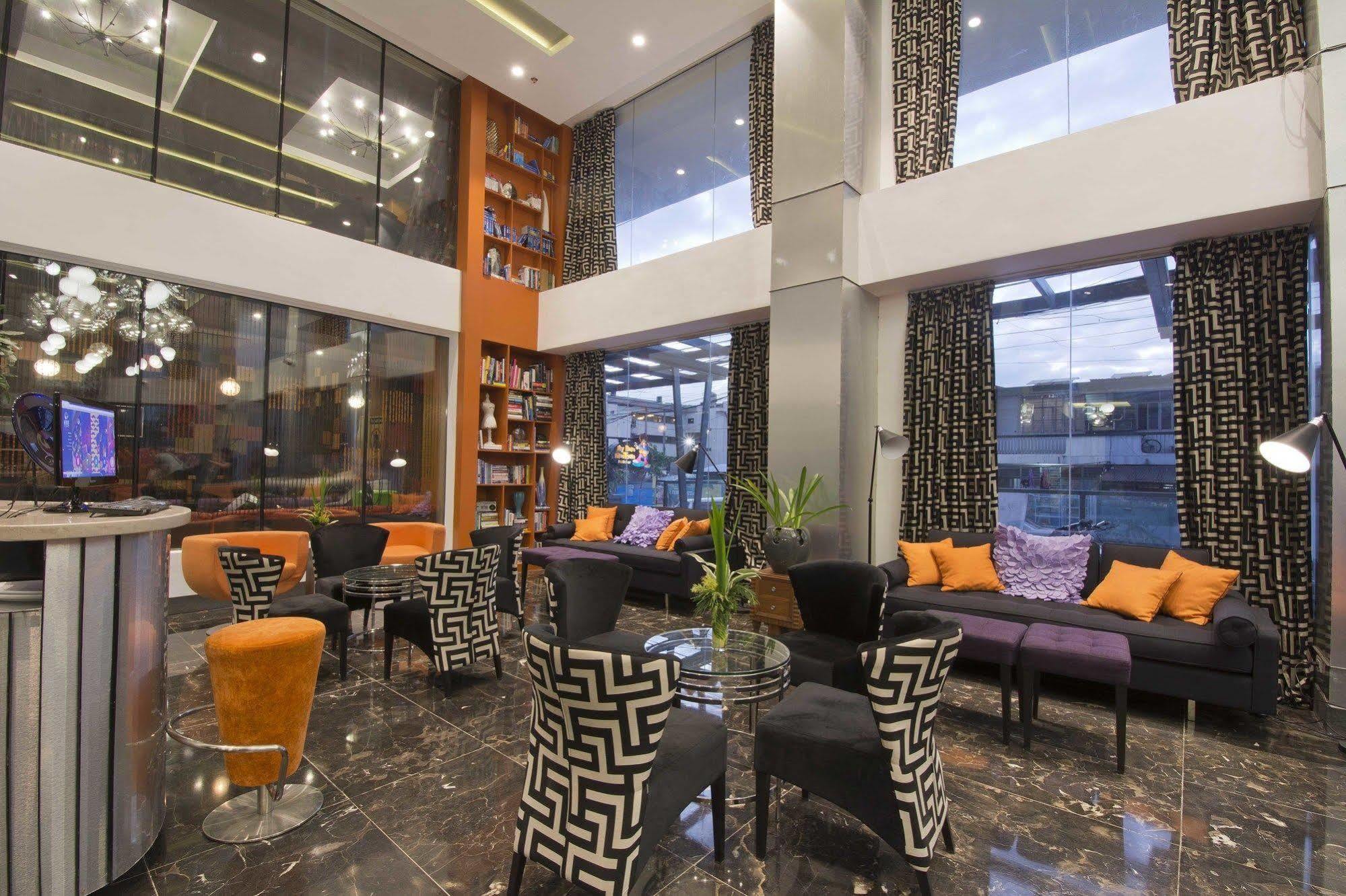 Hive Hotel Quezon City Exteriör bild